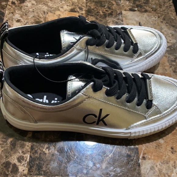 Shoes - Picture 4 of 6